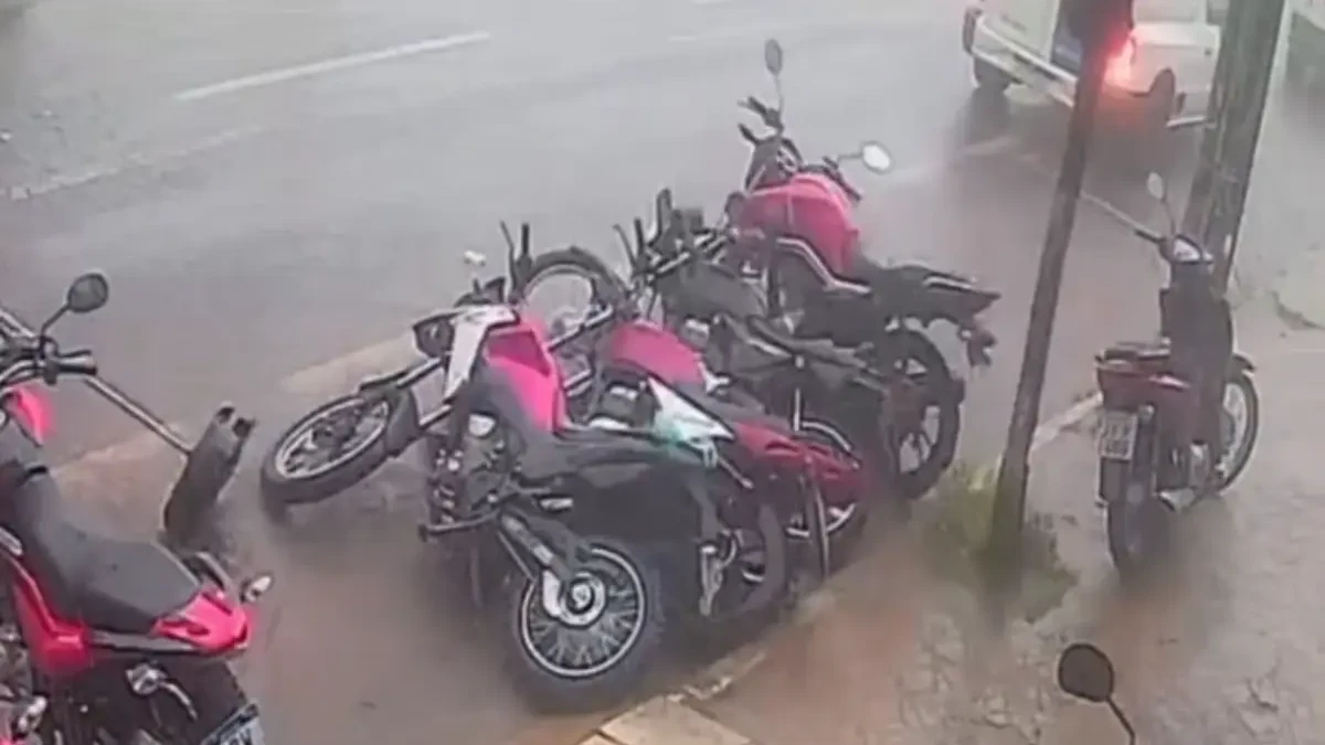 Imagem das motos caindo no momento da chuva
