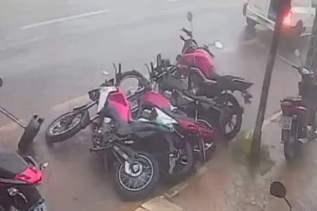 Imagem das motos caindo no momento da chuva