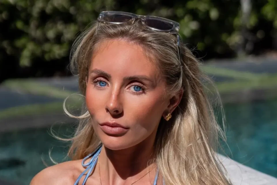 Embaixada britânica se envolve em polêmica com atriz pornô e suposta propina Bonnie Blue já foi banida do Onlyfans