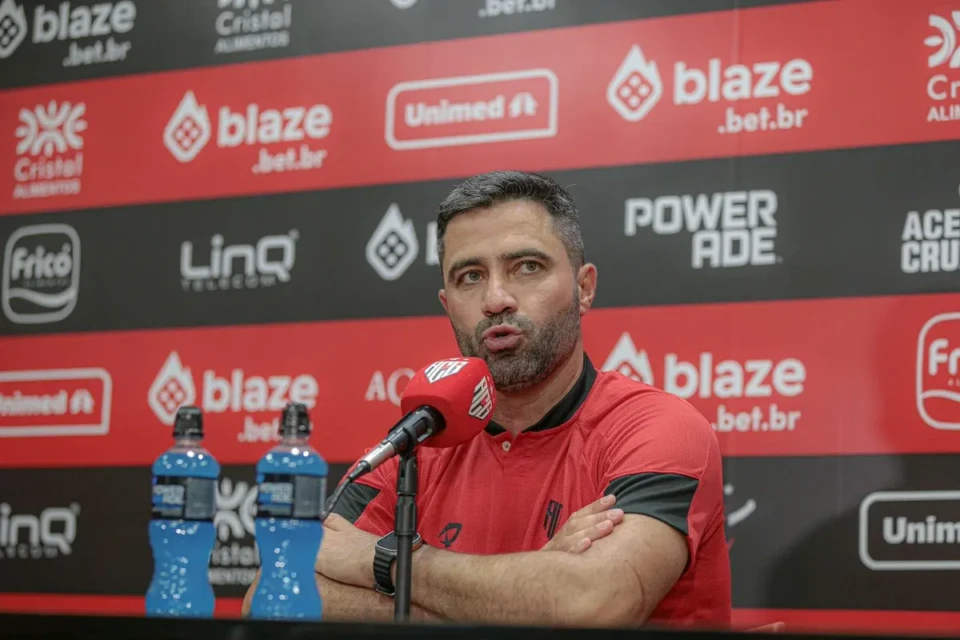 Rafael Lacerda em coletiva do Atlético