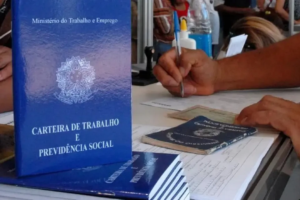 Desemprego atinge 5,1% no trimestre até dezembro e 5,6% na média de 2025, menores taxas da série Mercado financeiro esperava desocupação