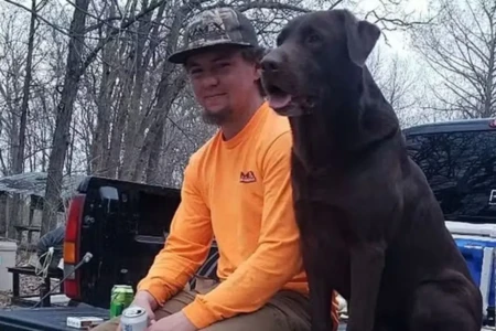 Jovem de 23 anos morre ao tentar salvar seu cachorro em lago congelado nos EUA Americano era pescador, caçador e ambientalista