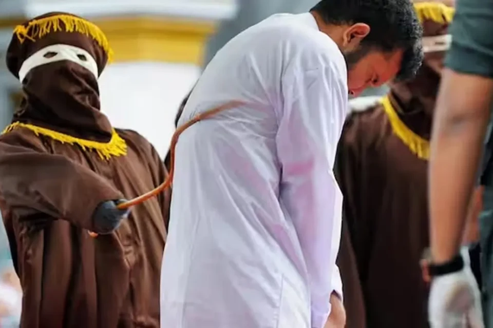 Casal é punido com 140 chibatadas por sexo fora do casamento e consumo de álcool violar a sharia jovens flagelação pública fotos