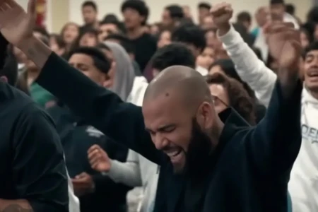 Fé, versículos e louvor: após deixar a prisão, Daniel Alves adota imagem religiosa Acusado de agressão sexual, brasileiro