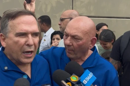 Véio da Havan ajuda Mabel a pintar viaduto em Goiânia: 'pichação é coisa de porco' (Foto: Reprodução)