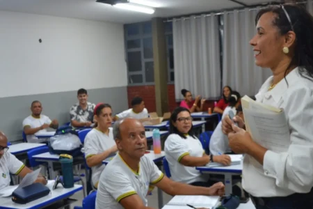 Imagem de alunos do EJA