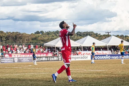 Rafa Silva comemora gol pelo Vila Nova