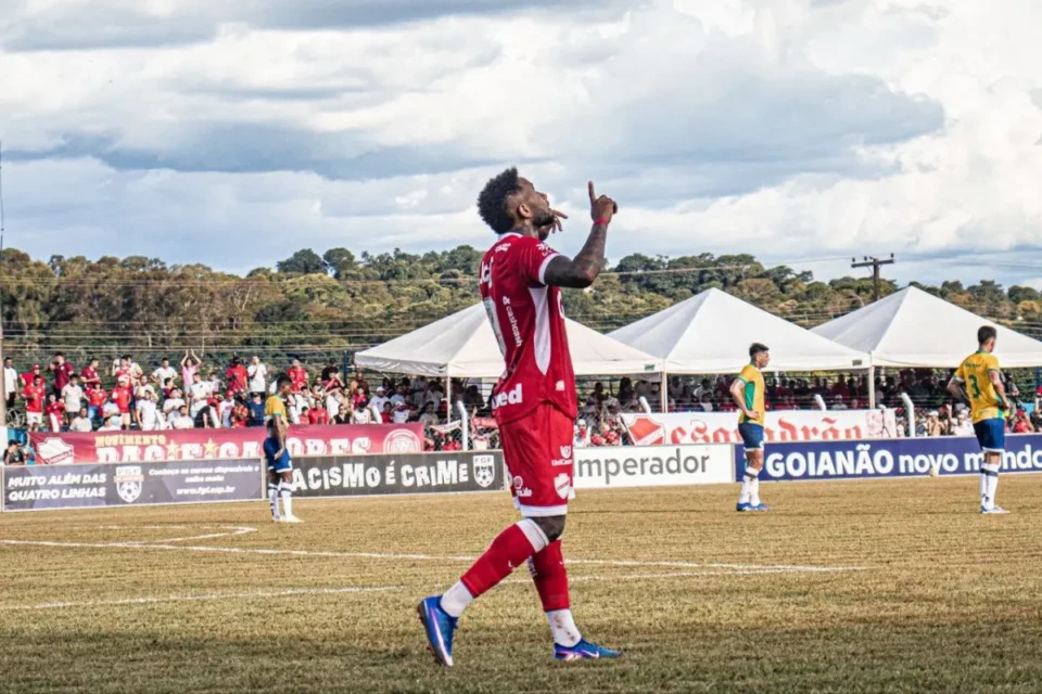 Rafa Silva comemora gol pelo Vila Nova