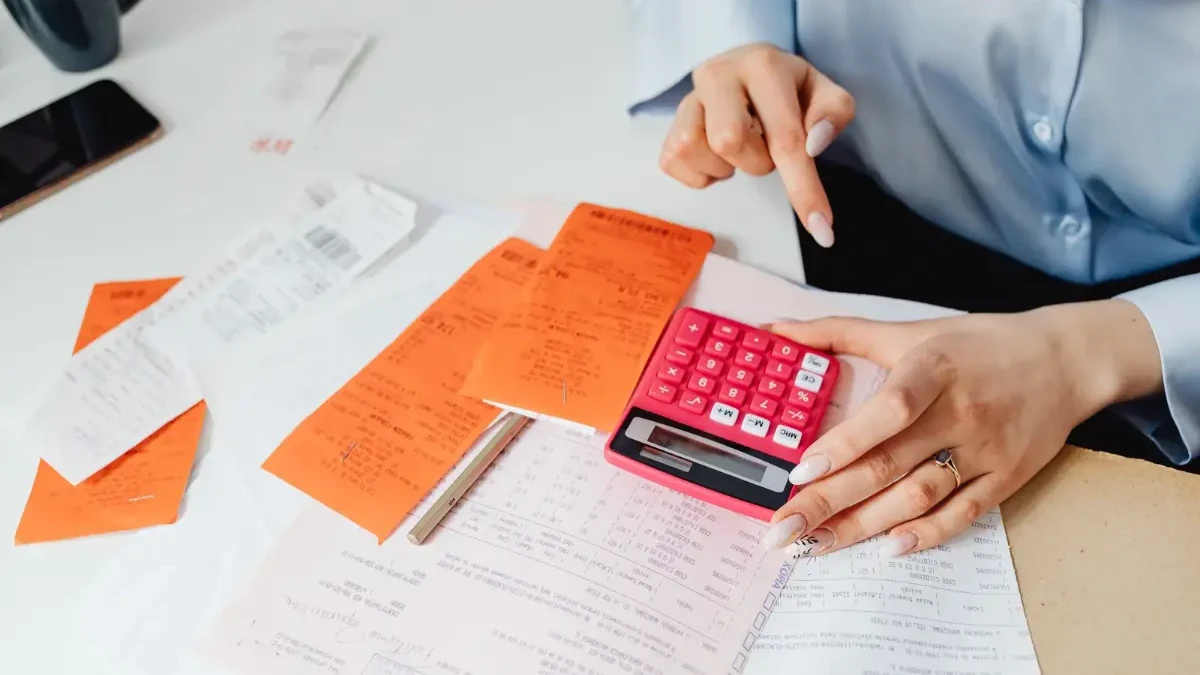 Imagem de uma pessoa fazendo contas