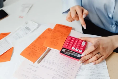 Imagem de uma pessoa fazendo contas