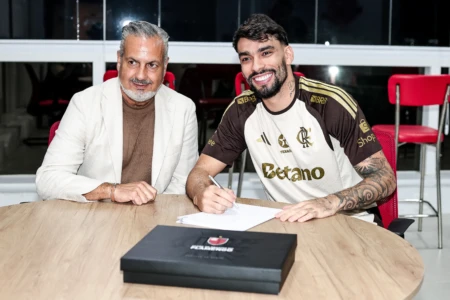 Lucas Paquetá assinando contrato com o Flamengo