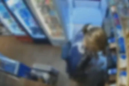 Delegada furtando mercadorias de mercado - (Foto: reprodução)