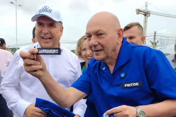 Luciano Hang e Sandro Mabel pintam viaduto em frente à Havan, em Goiânia fotos Atividade ocorreu após a chegada do empresário à cidade