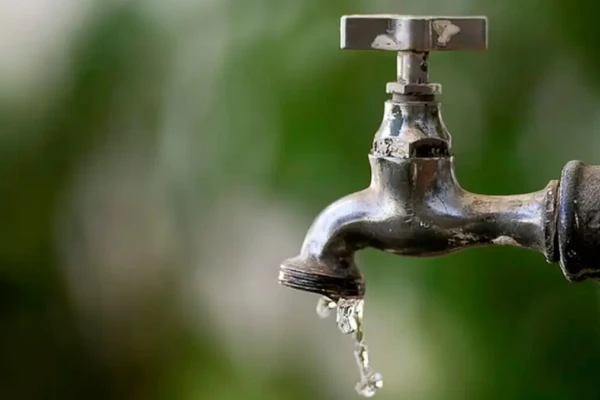 Torneira de água gotejando