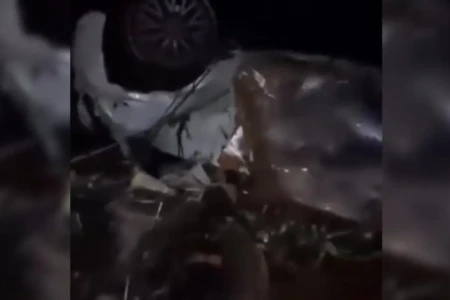 Carro ficou destruído com o impacto da batida - (Foto: reprodução)