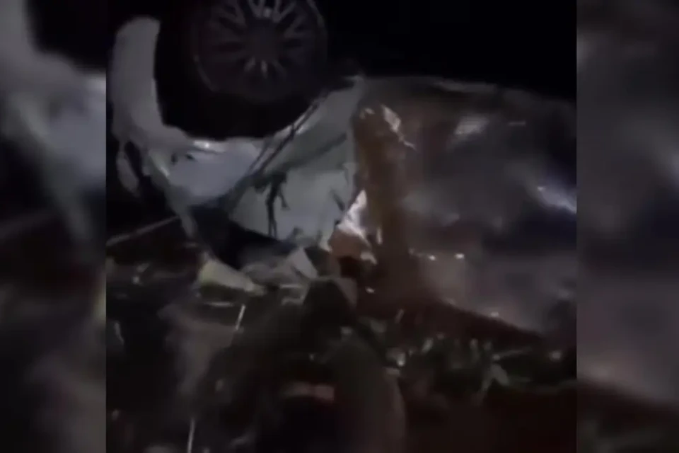 Carro ficou destruído com o impacto da batida - (Foto: reprodução)
