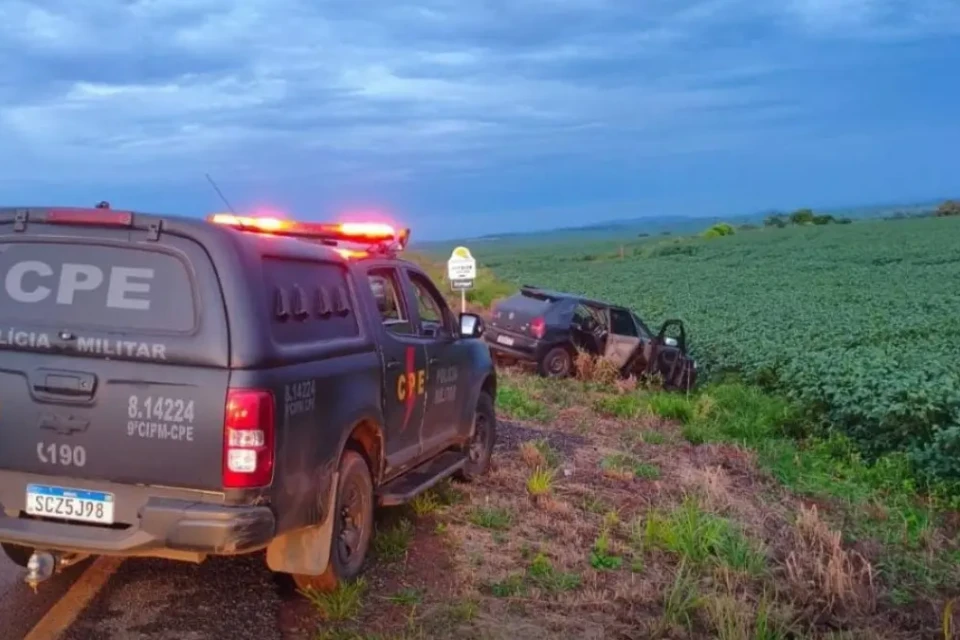 Carro utilizado pela dupla foi parar no meio do pasto - (Foto: divulgação/PM)