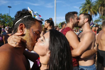 Candidíase oral e mononucleose são algumas das infecções Carnaval: veja quais doenças podem ser transmitidas pelo beijo na boca