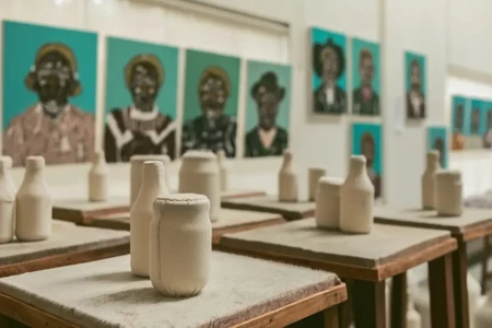 Edição inaugural terá Germano Dushá como diretor artístico Nova bienal de arte em Goiânia tenta mostrar que o agro é mais do que pop