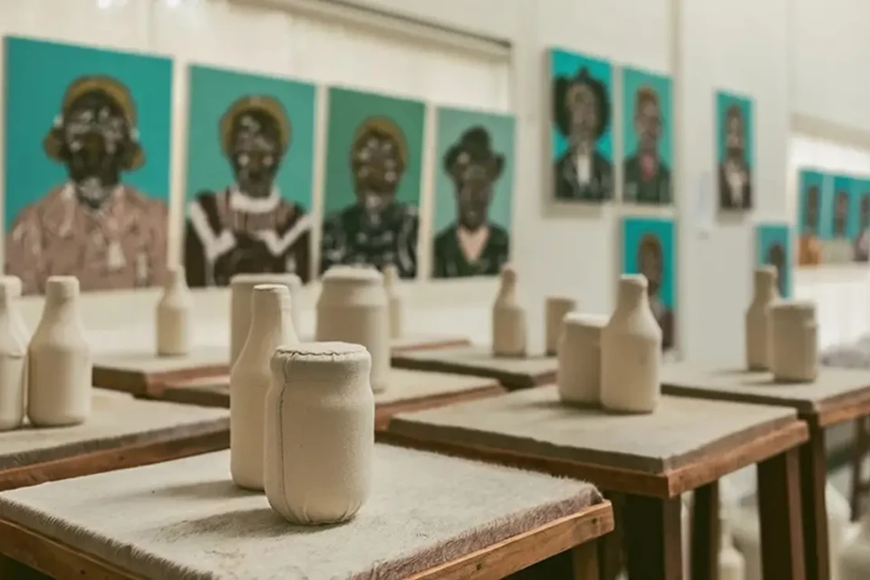 Edição inaugural terá Germano Dushá como diretor artístico Nova bienal de arte em Goiânia tenta mostrar que o agro é mais do que pop