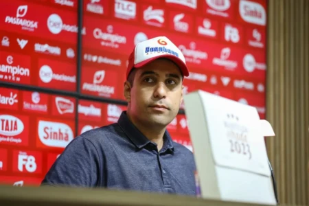 Hugo reconhece atuação abaixo do Vila e admite: “Faltou algo a mais no clássico”