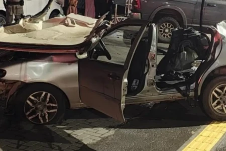 Veículo conduzido pelo trio ficou totalmente destruído - (Foto: Reprodução/PM)