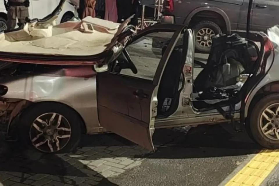 Veículo conduzido pelo trio ficou totalmente destruído - (Foto: Reprodução/PM)