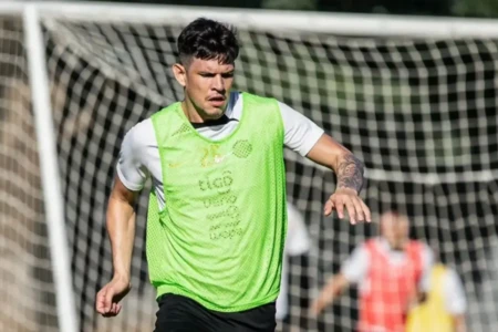 Junior Barreto em treino pelo Olimpia