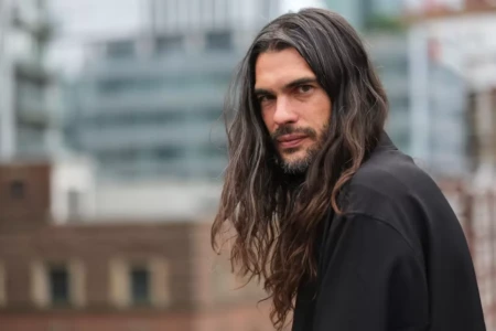 Diretor de espanhol comenta repercussão de declarações sobre 'O Agente Secreto'