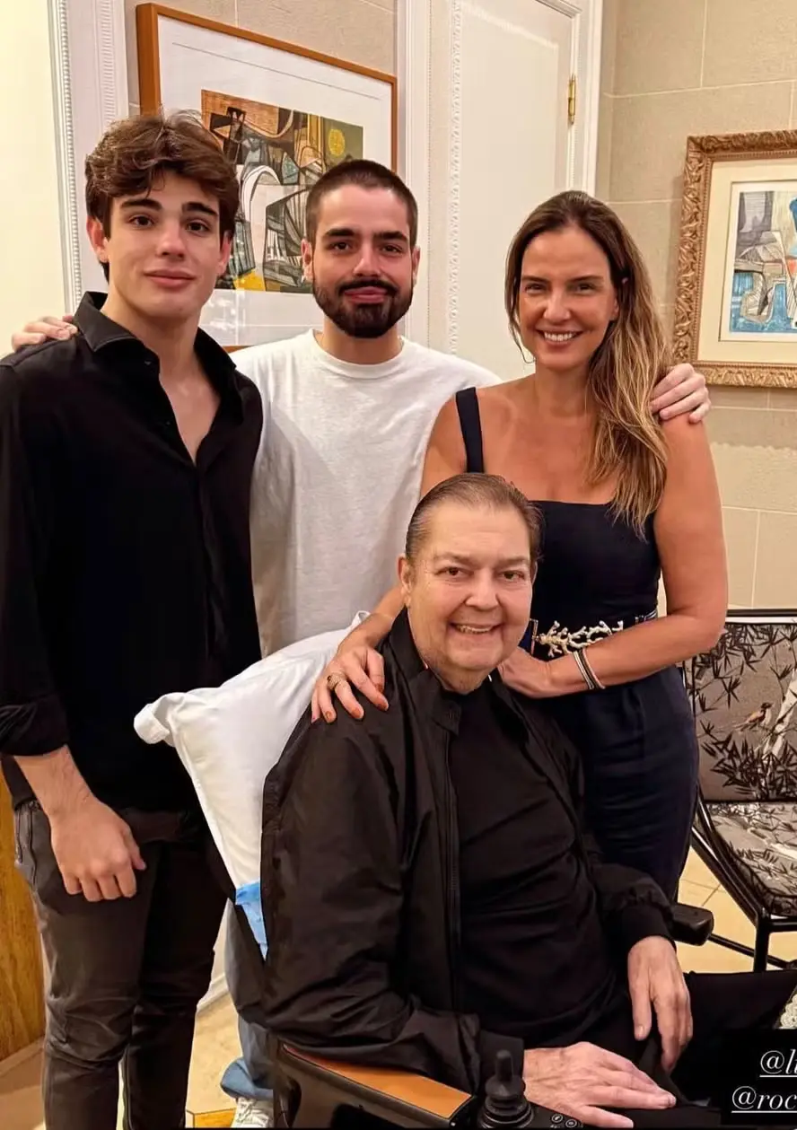 image Recluso após transplantes, Faustão surge em foto com o filho João Silva; veja imagem