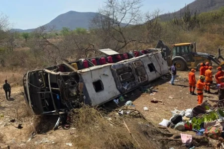 Acidente com ônibus de romeiros deixa ao menos 15 mortos no sertão de Alagoas Veículo transportava cerca de 60 pessoas