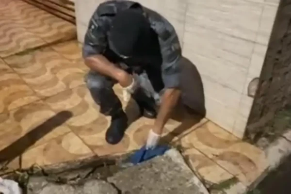 Policial pegando faca usada por casal no crime - (Foto: reprodução/PM)