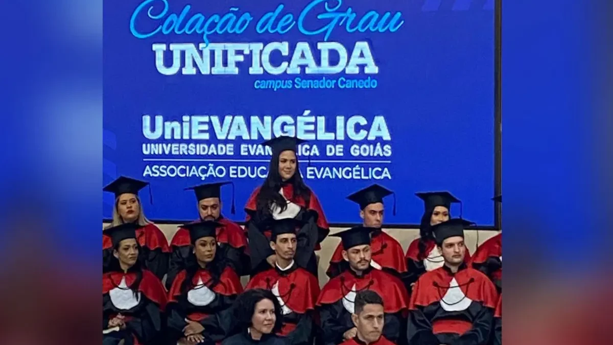captura de tela 2026 02 03 193447 GO: Estudante que viajou mais de 35h usando beca para cumprir promessa aos pais recebe homenagem durante formatura
