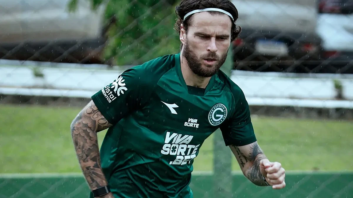 Lucas Lima em treino no Goiás