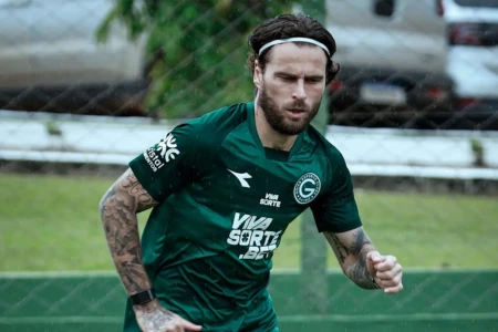 Lucas Lima em treino no Goiás