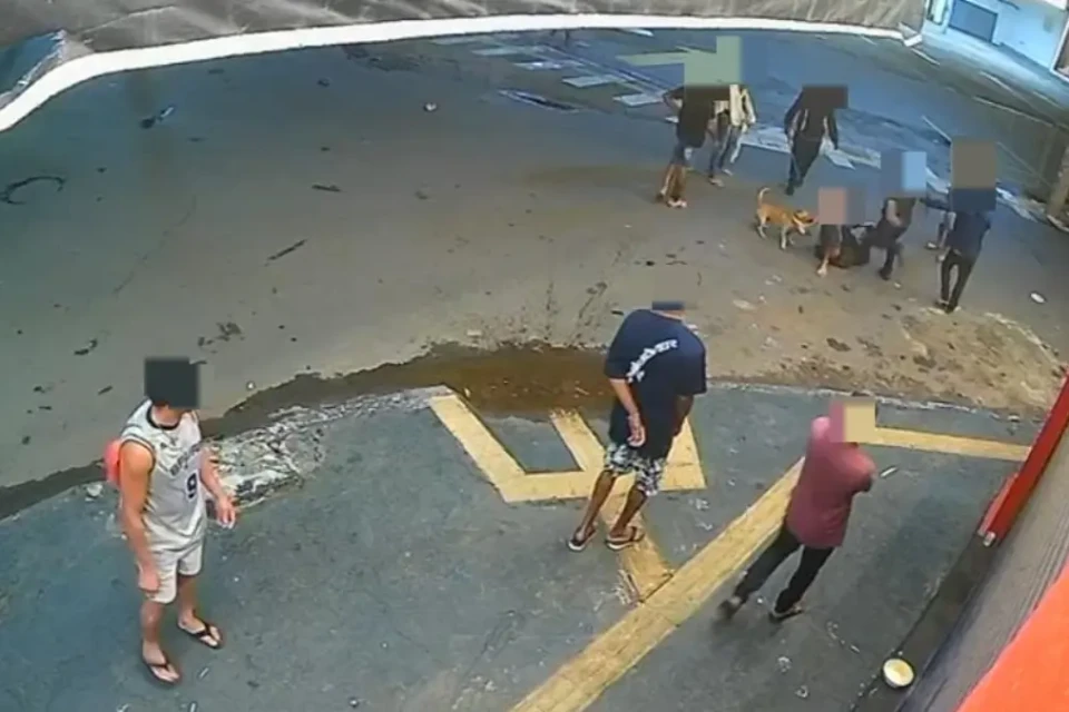 Vítima sendo linchada e atacada por cão - (Foto: reprodução/PM)
