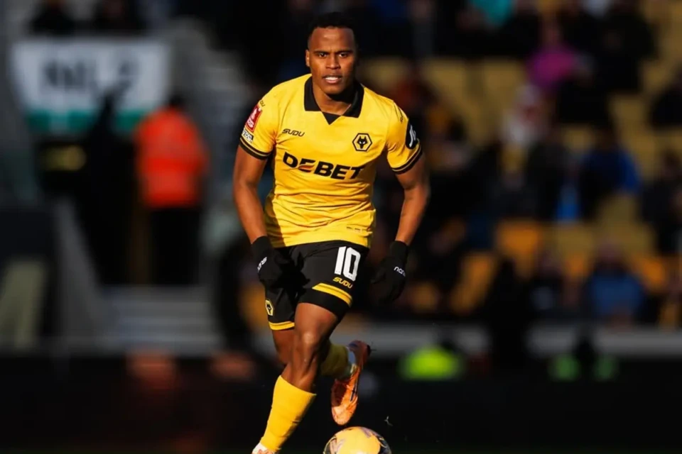 Jhon Arias em partida pelo Wolverhampton