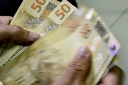 Homem que acusa travestis de ter forçado sexo pediu dinheiro à esposa para pagar programa, em Anápolis (Foto: Agência Brasil)