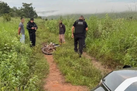 Suspeitos sendo abordados por policiais - (Foto: reprodução/PC)