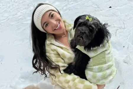 Influencer causa polêmica ao manter cadela morta na sala de casa; veja imagens o corpo do animal de uma caixa de vidro