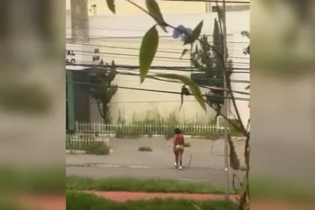 Moradores denunciam mulher em situação de rua que dança nua e agride pedestres em Goiânia