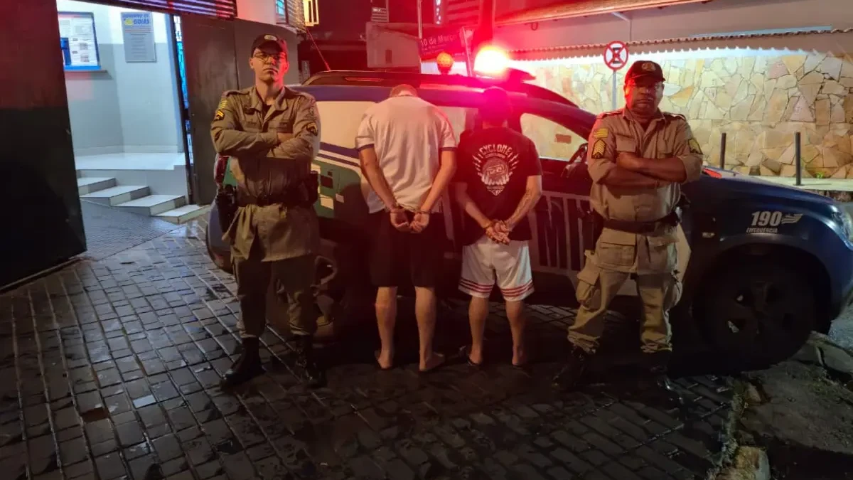 Ex-funcionário e comparsa são presos por roubar dinheiro e celular em supermercado de Anápolis (Foto: Divulgação)