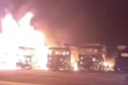 Imagem mostra caminhões atingidos pelo fogo em pátio de Uruaçu