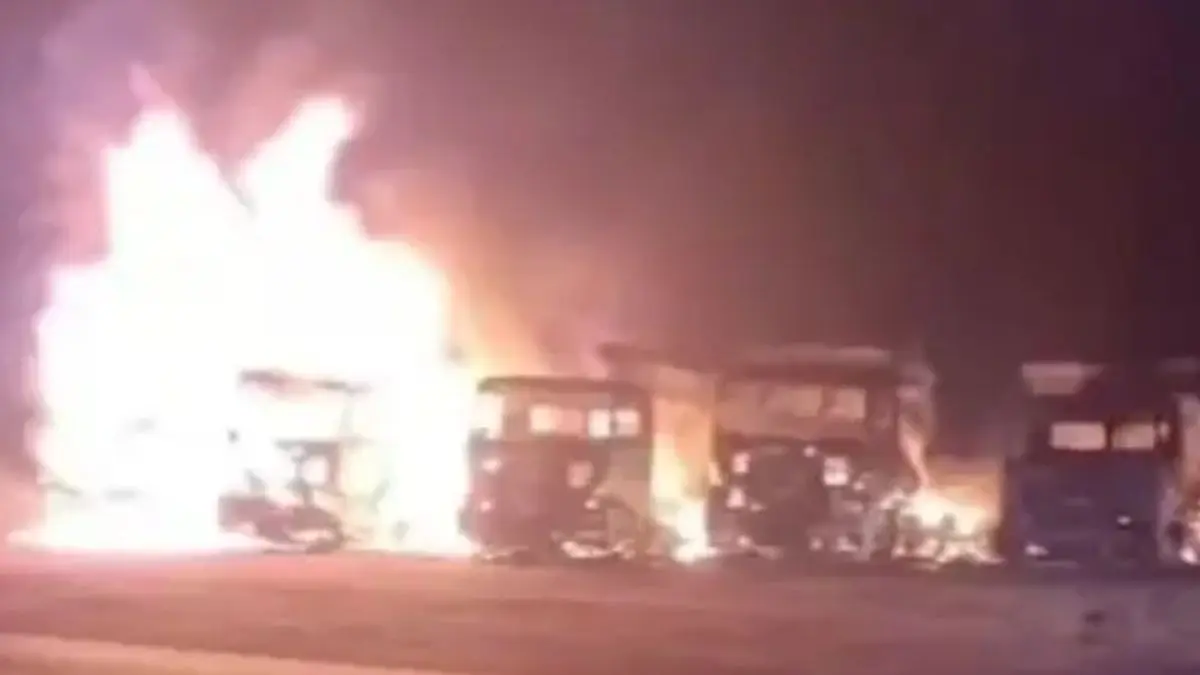 Imagem mostra caminhões atingidos pelo fogo em pátio de Uruaçu