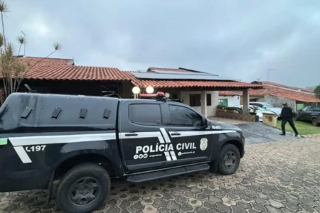 Policiais cumprindo mandados - (Foto: reprodução/PCMT)