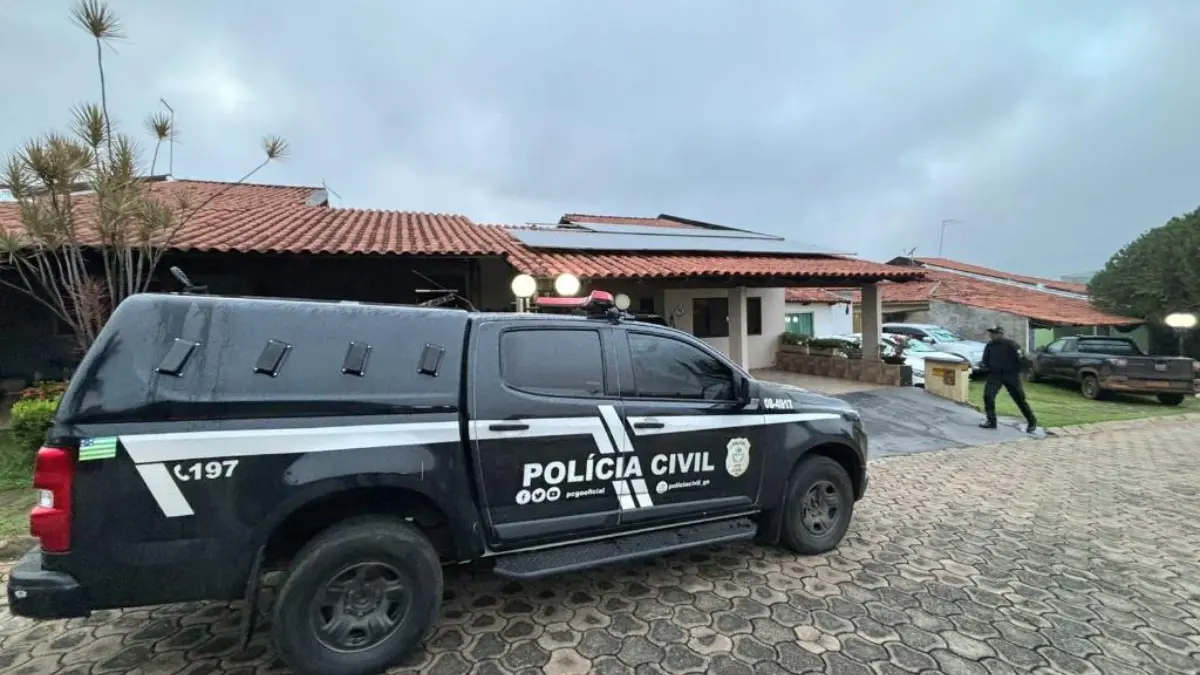 Policiais cumprindo mandados - (Foto: reprodução/PCMT)