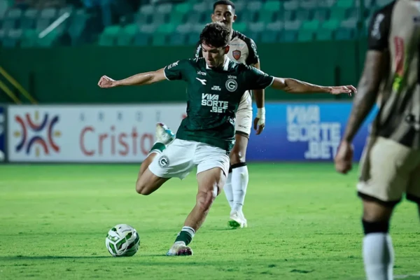 Lucas Rodrigues em partida pelo Goiás