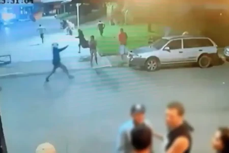 Mãe dos irmãos entrou em luta corporal com atirador - (Foto: reprodução/PM)