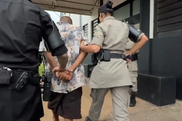 Pai sendo conduzido à delegacia - (Foto: divulgação/PM)