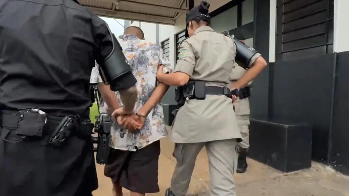 Pai sendo conduzido à delegacia - (Foto: divulgação/PM)